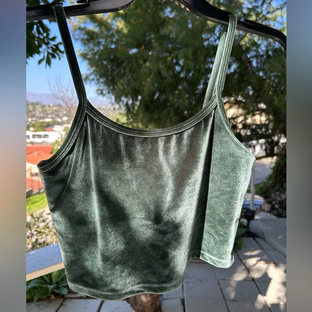 Beyond Yoga Velvet Cropped Tank Top in Dark Green